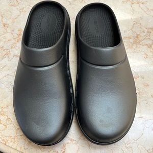 Oofos clogs